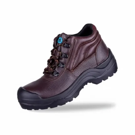 Botín de seguridad Warrior Brown Bata en cuero estampado café, con puntera y plantilla antiperforante de acero y suela antideslizante.