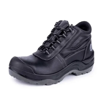 Botín de seguridad Comet Black Bata en cuero plenaflor negro, con puntera de acero y suela antideslizante para uso industrial.
