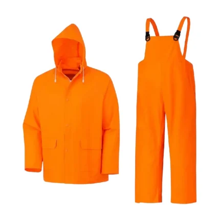 Conjunto de PVC Steelpro para protección corporal frente a la lluvia, humedad y salpicaduras durante trabajos industriales.